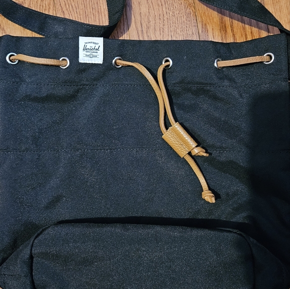 NEW, HERSCHEL BUCKET BAG - Picture 4 of 8